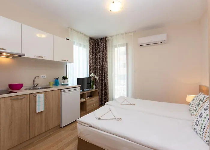 Appartement Flora 1 *