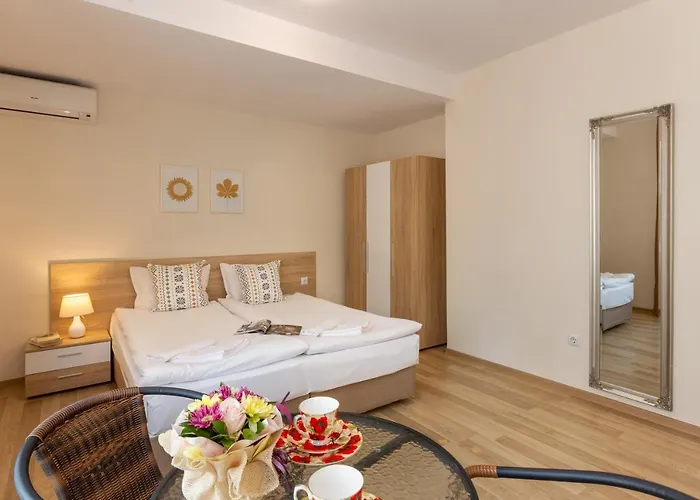 Appartement Flora 1 *